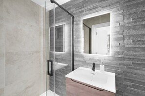 Maison familiale | Salle de bain | Articles de toilette (gratuits), séchoir à cheveux, serviettes fournies