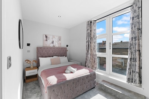 4BDR 3BA Family Home Garden in Isleworth