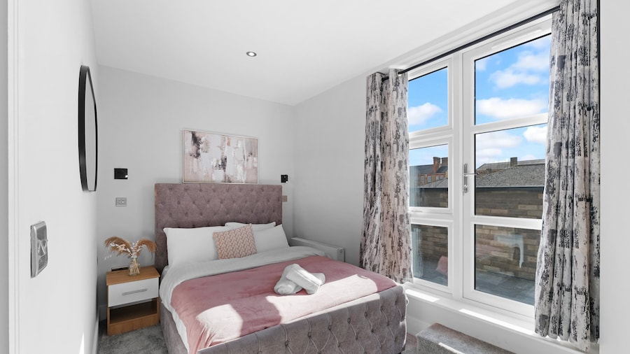 4BDR 3BA Family Home Garden in Isleworth