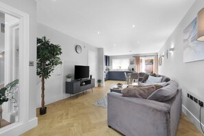 Casa familiar | Área de sala de estar | Smart TV de 42 pulgadas con canales digitales y Netflix 