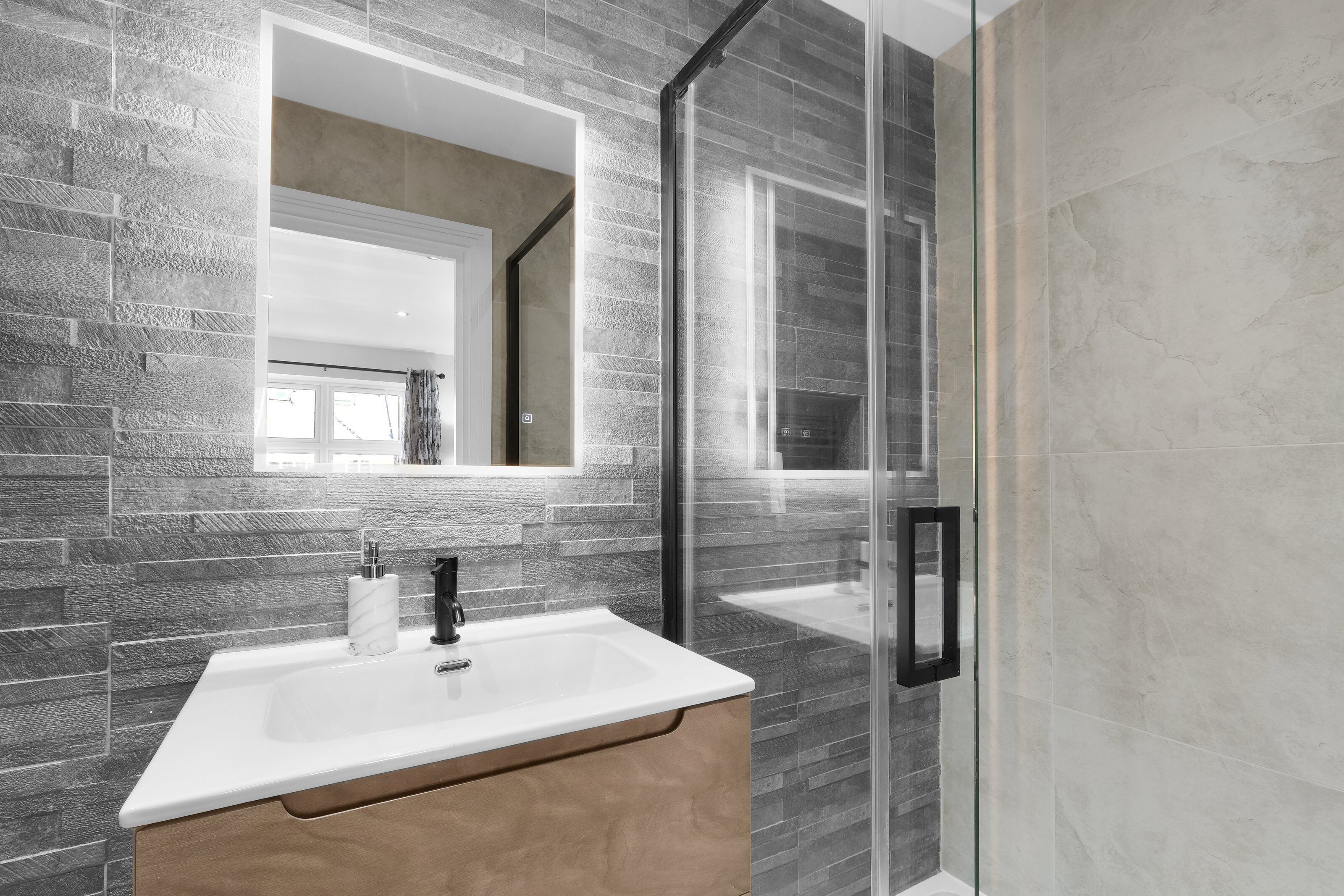 Family House | Bathroom | Free toiletries, hair dryer, towels, soap