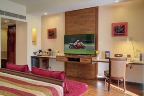 Exclusive Room, City View | In-room safe, desk, laptop workspace, iron/ironing board - Hotel Tamilnadu Pandiyan Madurai (Madurai)