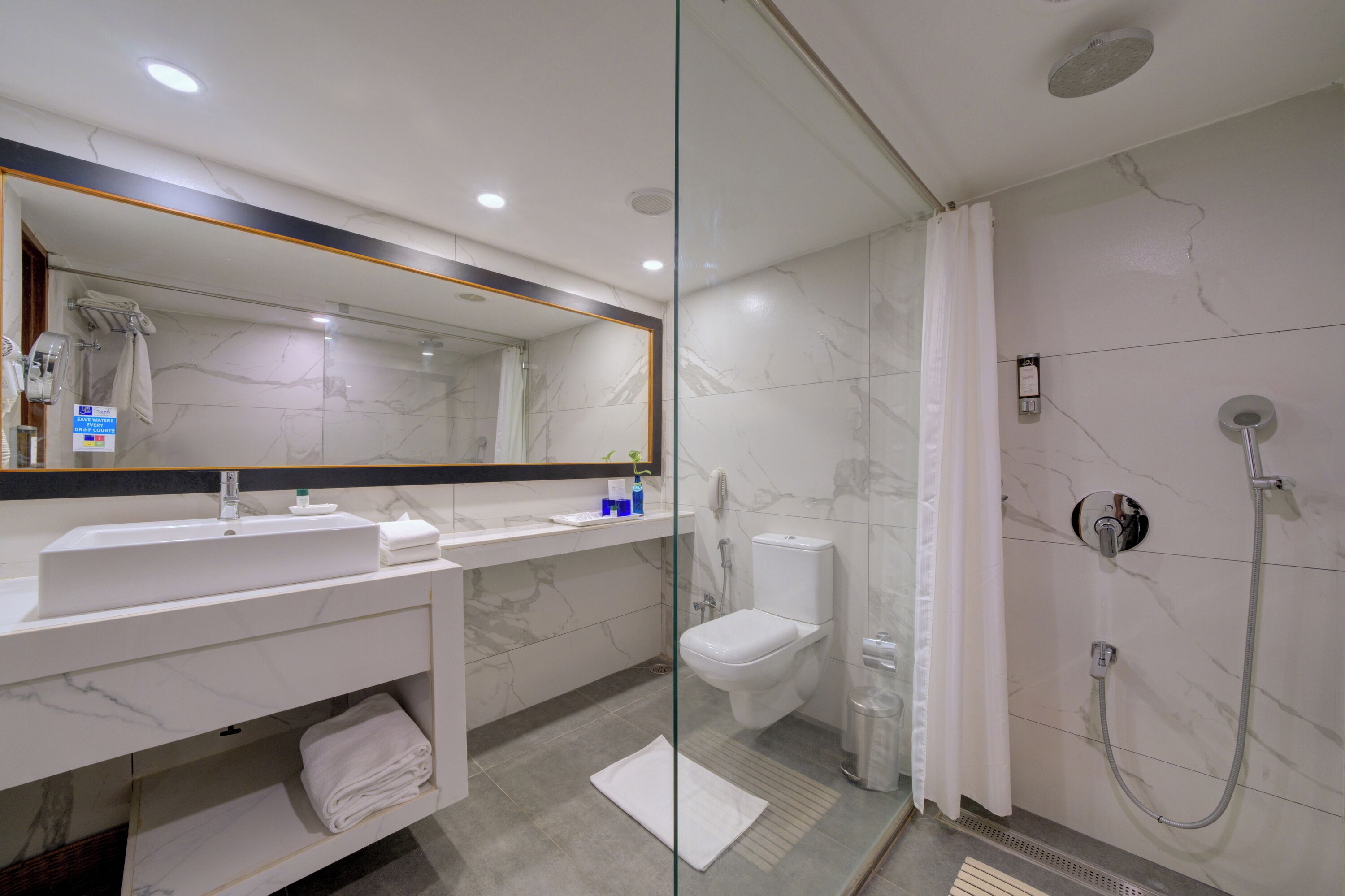 Presidential Studio Suite, City View | Bathroom