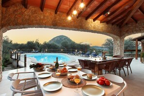 Outdoor dining - Holiday Home "Alordes" with Mountain View, Pool, Garden & Wi-Fi (Illes Balears)