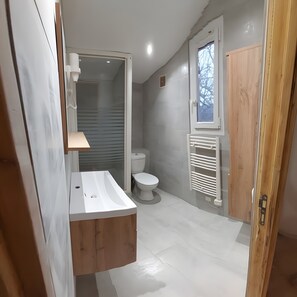 Douche, sèche-cheveux