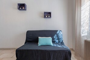 A room with a bed, two wall-mounted shelves, and a window. - Mas la bella vista – Dreams of Provence (Dauphin)