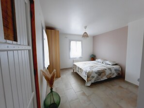 Tabla de planchar con plancha, wifi y ropa de cama 