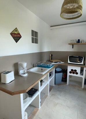 Frigorífico, microondas, horno y placa de cocina