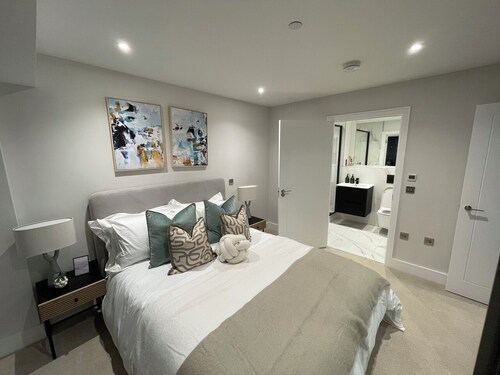 Luxury & New 1-Bed Flat • 1 min. walk to London Tube • Secure Entry