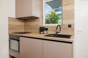 Fridge, oven, stovetop, coffee/tea maker - Vacation apartment near the beach in Selce (Selce)