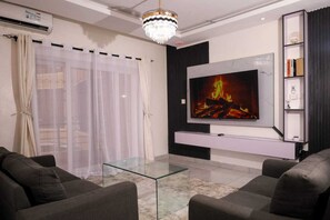 TV - Palm Terraces 3BR All En-Suite Nyali Apartment with Ocean Views & Rooftop Pool (Mombasa)