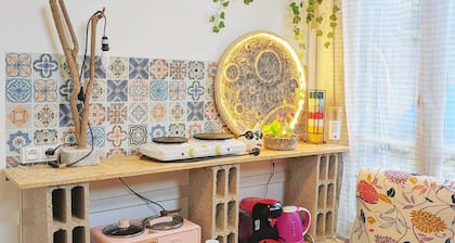 Quiet independent room with private bathroom/WC, garden access, near Paris Orly