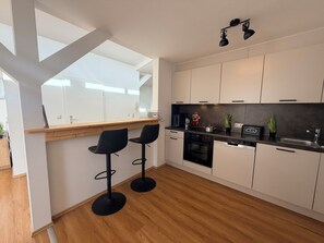 Private kitchen - Family-Friendly Apartment in Central Rostock with Balcony (Rostock)