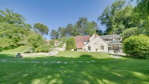 A house with a well-maintained lawn, stone pathway, and a conservatory. - Guest Room “Entre Loire et Cher” with Private Heated Pool, Private Terrace & Wi-Fi (Faverolles-sur-Cher)