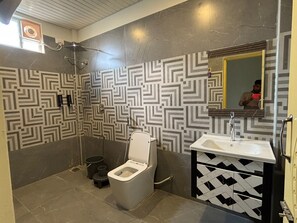 Deluxe Double Room | Bathroom - Eleven Eleven Villa (Auroville)