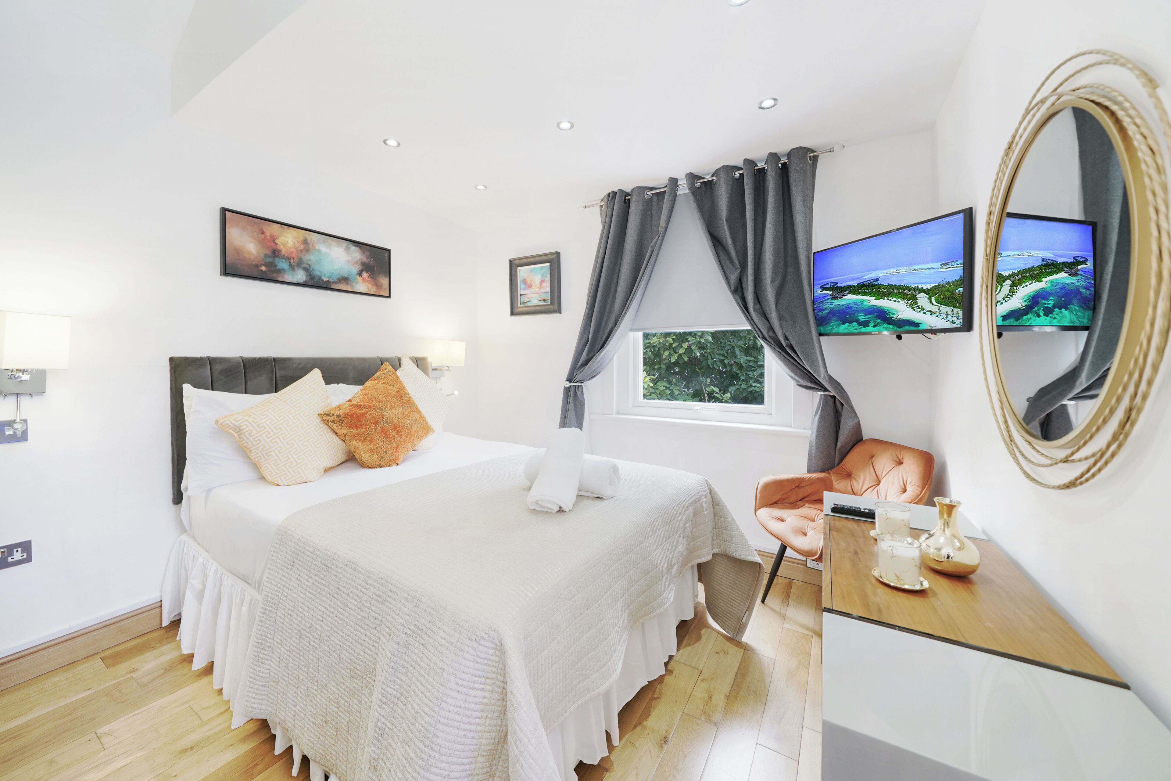 Apartament | Mobiliari individual i espai de treball apte per a portàtils 