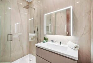 Shower, towels, toilet paper - Gloucester Place (London)