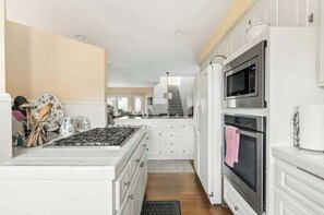 Fridge, microwave, stovetop, dishwasher - 4 BR Home Near Beach | Ideal for Extended Stays (Manhattan Beach)