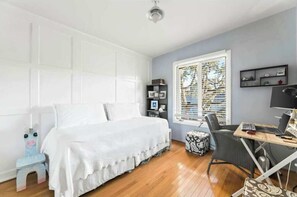 Iron/ironing board, travel cot, WiFi, bed sheets - 4 BR Home Near Beach | Ideal for Extended Stays (Manhattan Beach)
