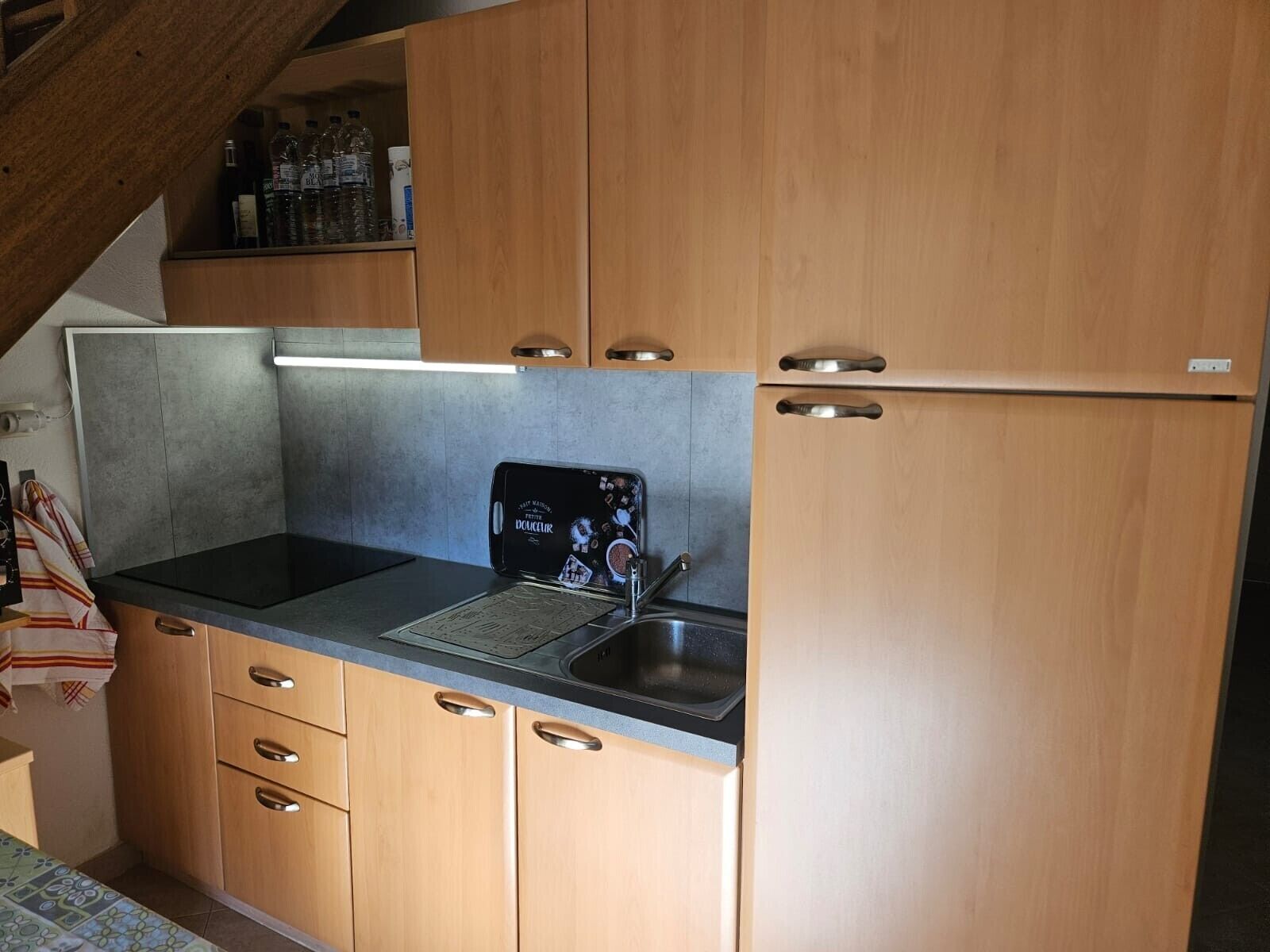Fridge, oven, stovetop, coffee/tea maker