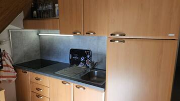 Fridge, oven, stovetop, coffee/tea maker