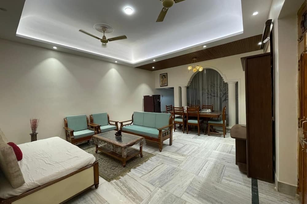Lalit Villa Luxury Geeta Niwas