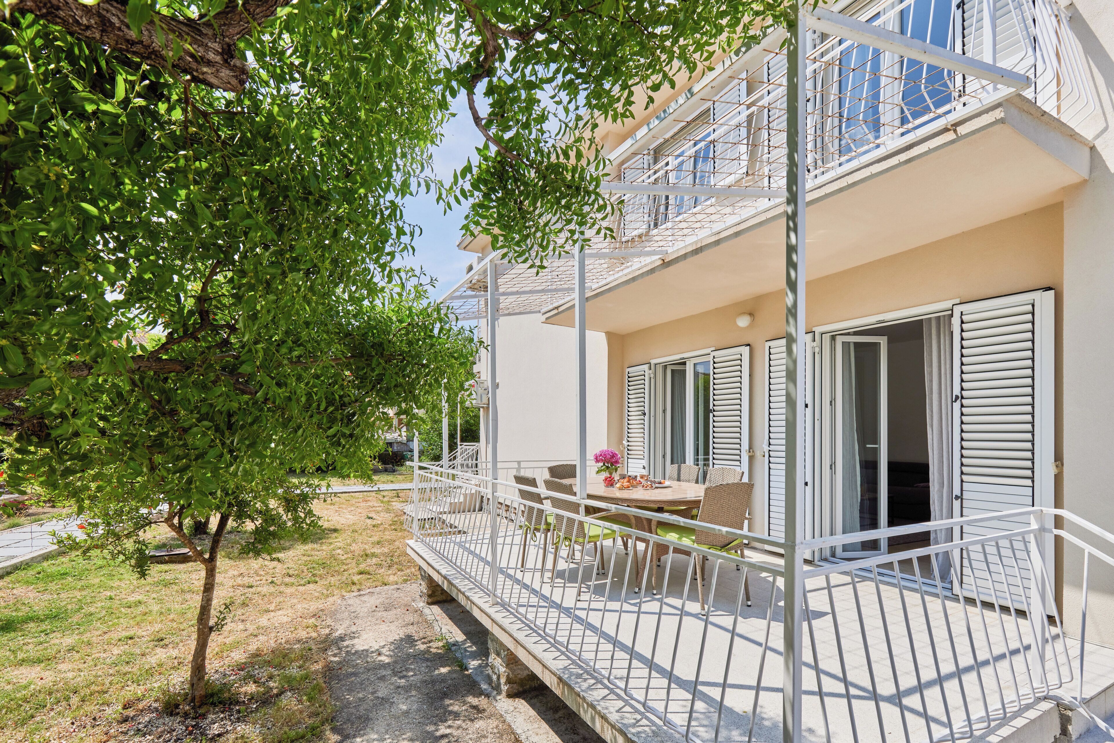 Outdoor dining - Waikiki Beach House Apartment 2BDR Duplex (Tivat)