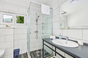 Dusche, Haartrockner, Handtücher, Seife