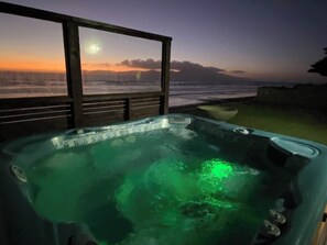 Outdoor spa tub - Raumati Sunsets on Rosetta (Raumati South)
