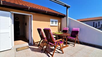 Standard Apartment, Garden View | Terrace/patio