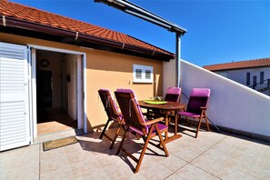 Departamento estándar, vista al jardín | Terraza o patio
