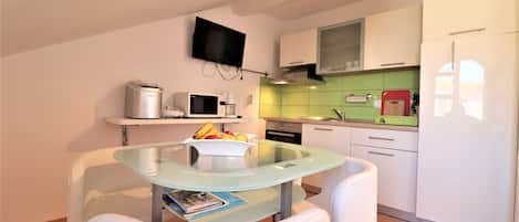 Standard Apartment, Garden View | Private kitchen