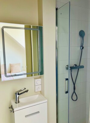 Towels, soap, toilet paper - Renovated apartment in historic center and near train station (Dijon)