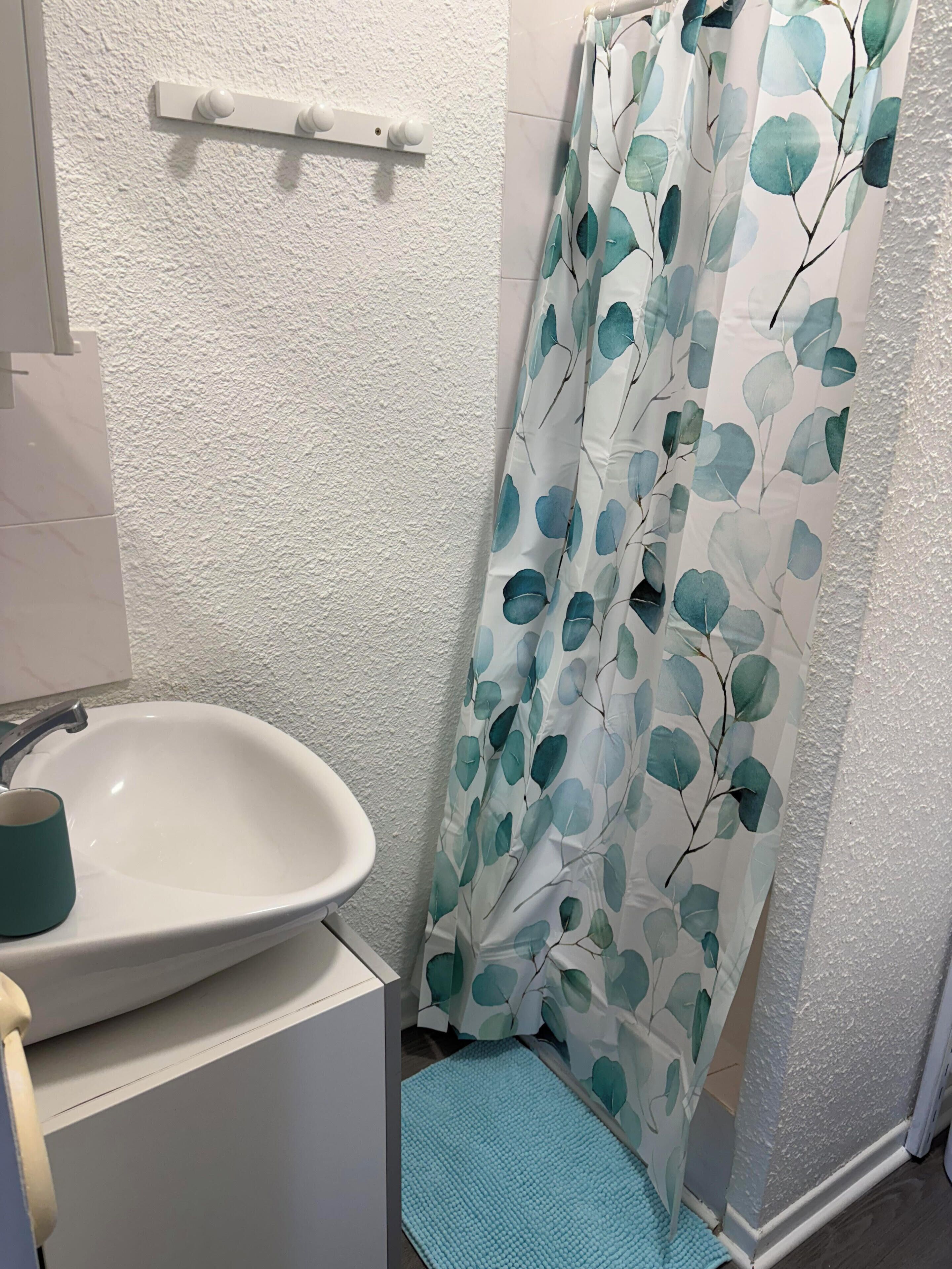 Dusch, hårtork, tvål och toalettpapper