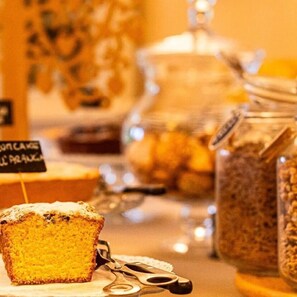 A slice of cake on a plate with a sign that reads 'CAKE' and 'LE PRAXIS'. - Ghiaccio Bosco Capalbio (Capalbio)