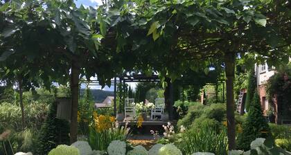 Tiny Home Waldwagen Altes Forstamt Sinntal, sep. kitchen/bath 50m, mountain view, 18k sqm garden