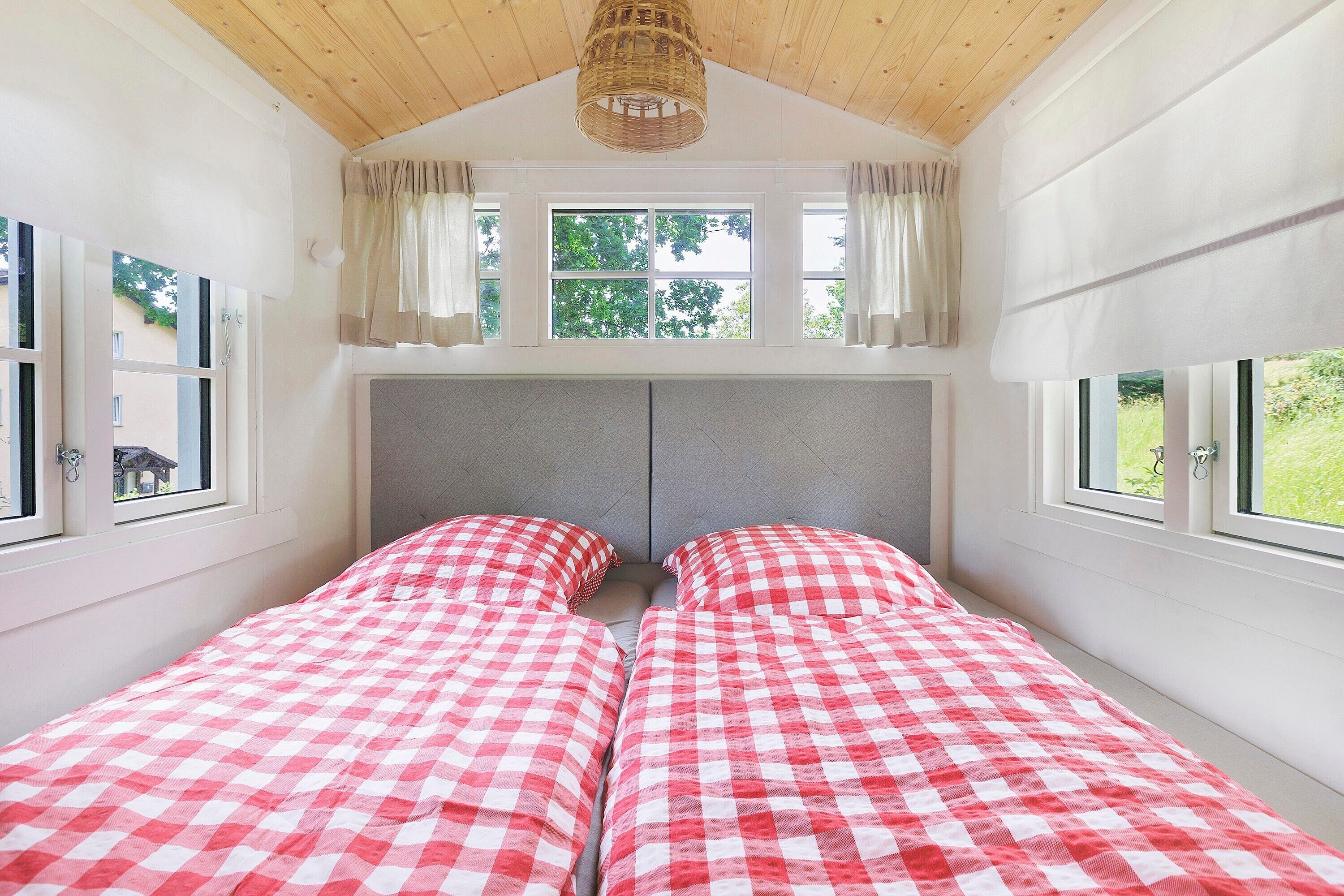 WiFi, bed sheets