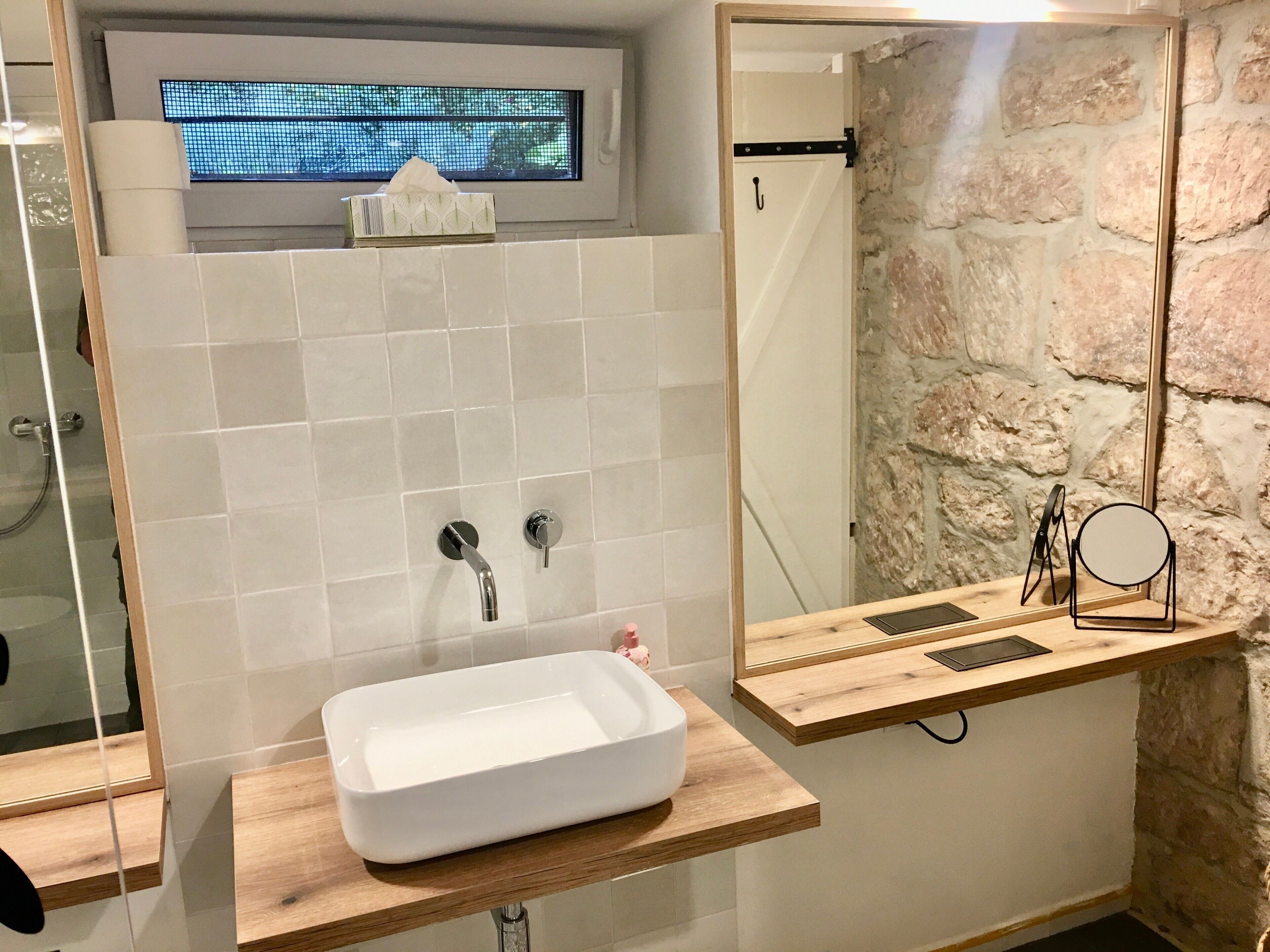 Shower, hair dryer, towels