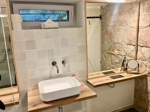 Een douche, een haardroger, handdoeken