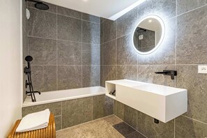 Shower, hair dryer, towels, shampoo - Superb terrace apartment in Monaco-Beausoleil (Beausoleil)