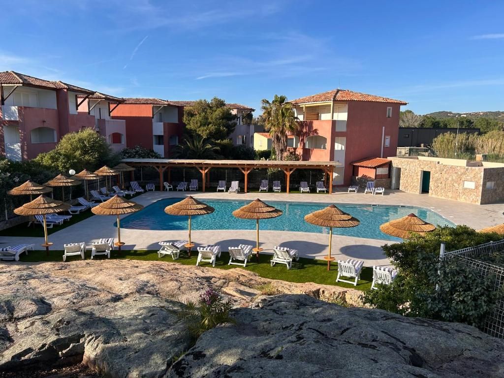 Een resort met diverse zwembaden, ligbedden en parasols.