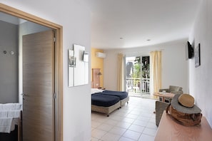 Superior Twin Room | Blackout curtains, free WiFi, bed sheets - La Residence Maristella (Algajola)