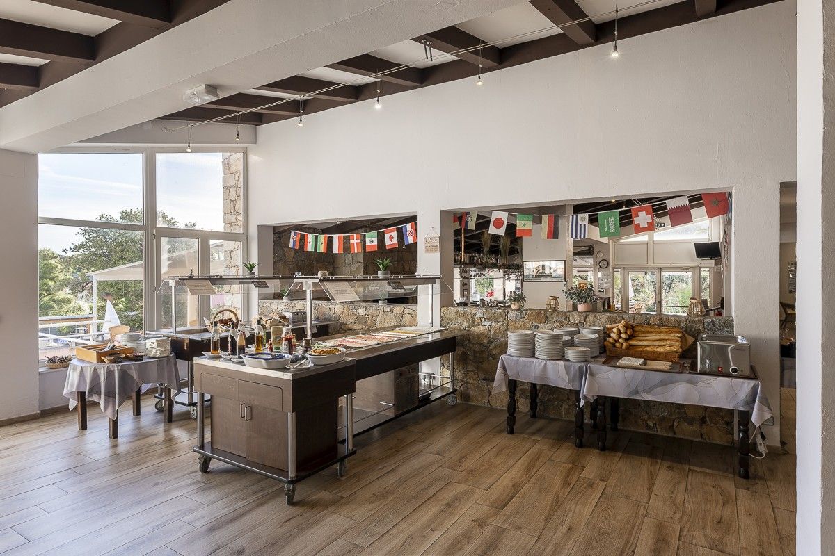 Un buffet proposant une grande variété de plats, avec un mur en pierre servant de décor.