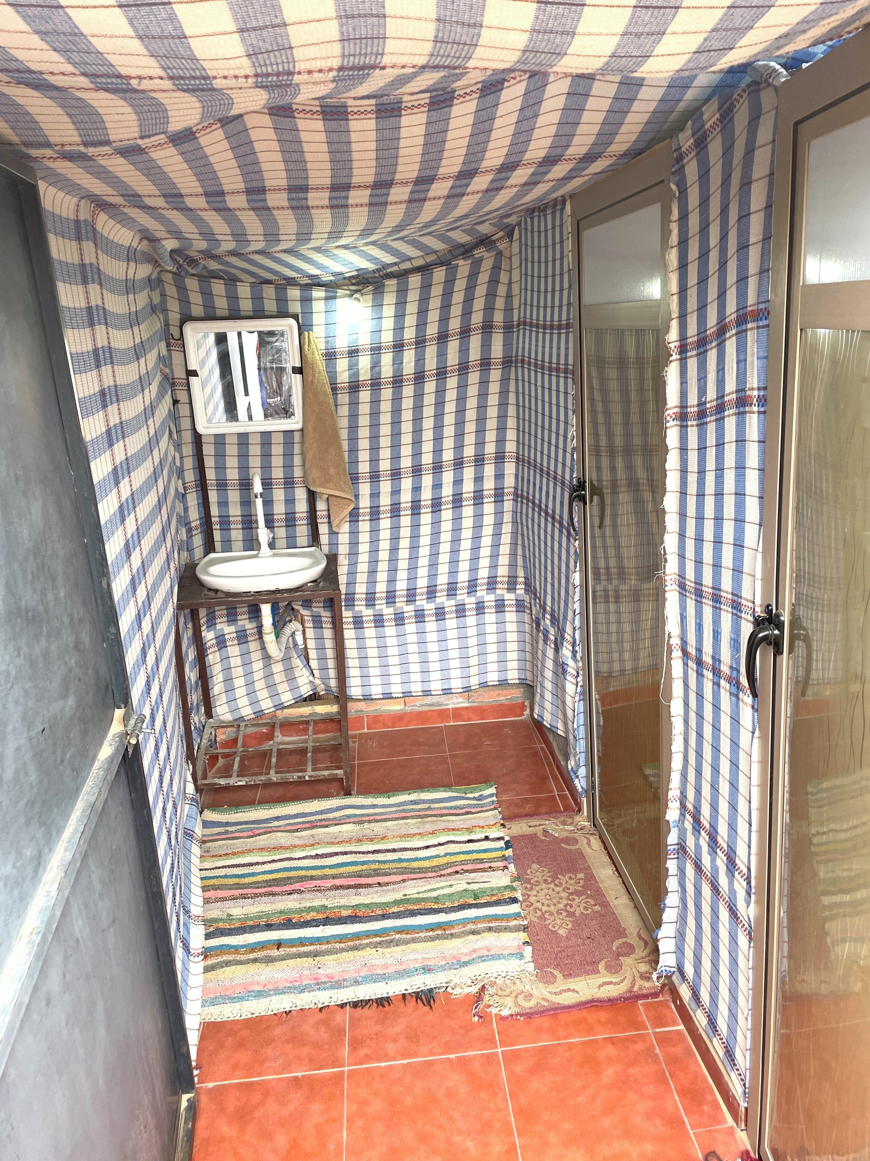 Serviettes fournies, papier toilette