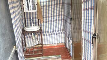 Serviettes fournies, papier toilette