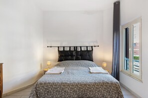 WiFi, bed sheets - 'Ponte Milvio Loft' Apartment with Private Terrace, Wi-Fi and Air Conditioning (Roma)