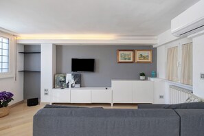 Living area - Smart Loft Apartment with Private Terrace, Wi-Fi, and Air Conditioning (Roma)