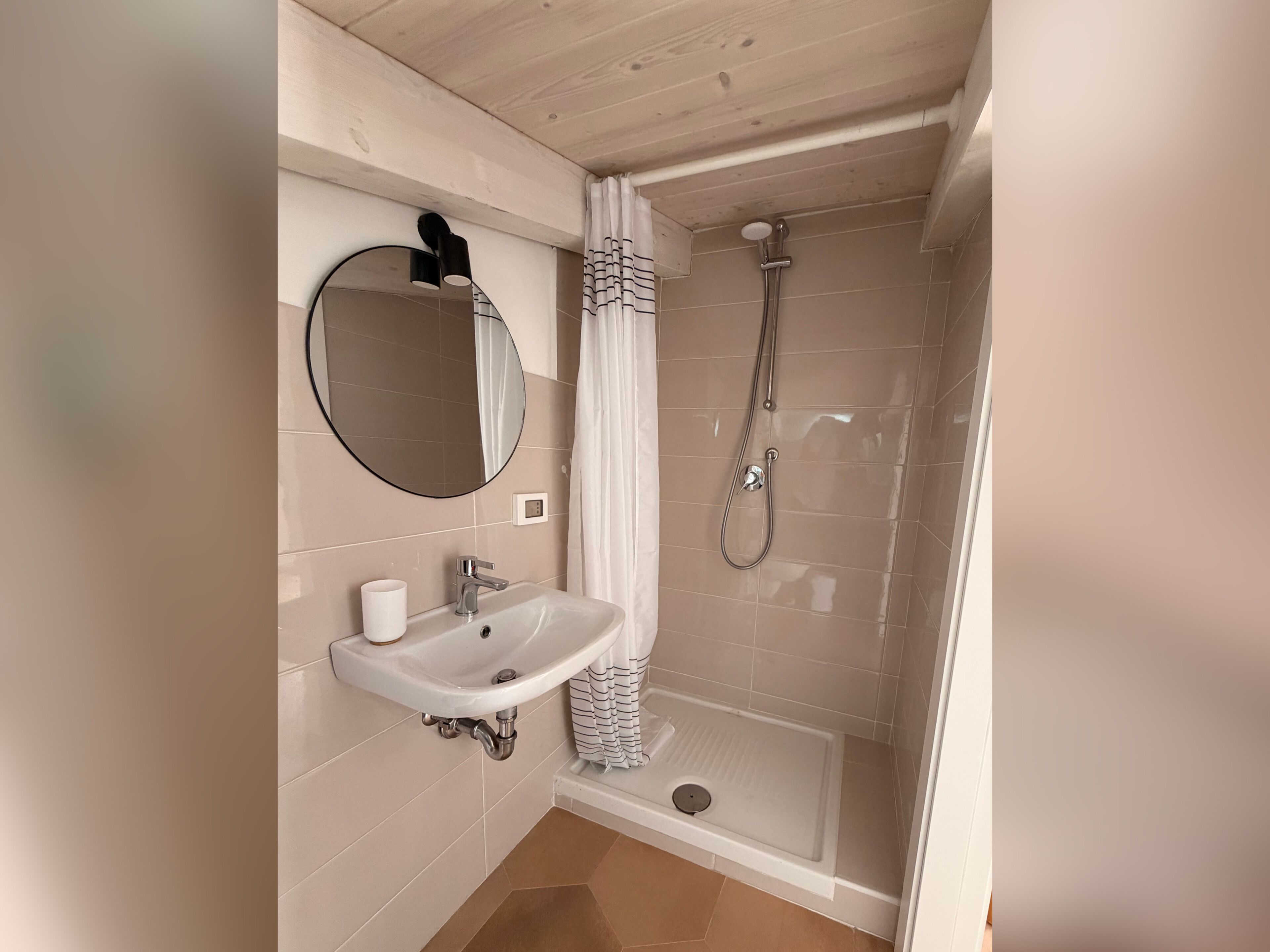 Douche, sèche-cheveux, bidet, serviettes fournies