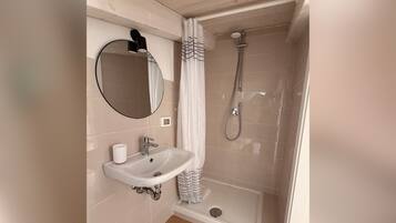 Douche, sèche-cheveux, bidet, serviettes fournies
