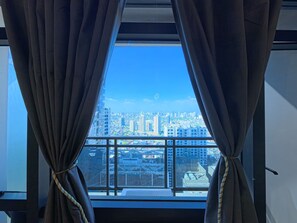 Condo tiện nghi đơn giản, quang cảnh thành phố | Nội thất